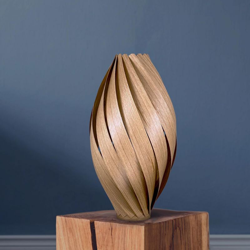 Ardére Stehleuchte aus Eiche, H50 cm, von Gofurnit. Moderne Holzlampe für stimmungsvolle Beleuchtung.